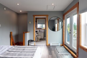 1 bedroom, free WiFi, bed sheets - Mountain view | Private Hot Tub | Tiny Home | Yard (Golden)