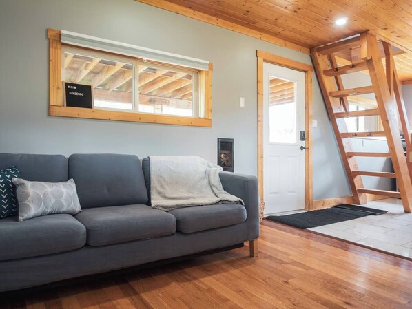 Interior - Mountain view | Private Hot Tub | Tiny Home | Yard (Golden)