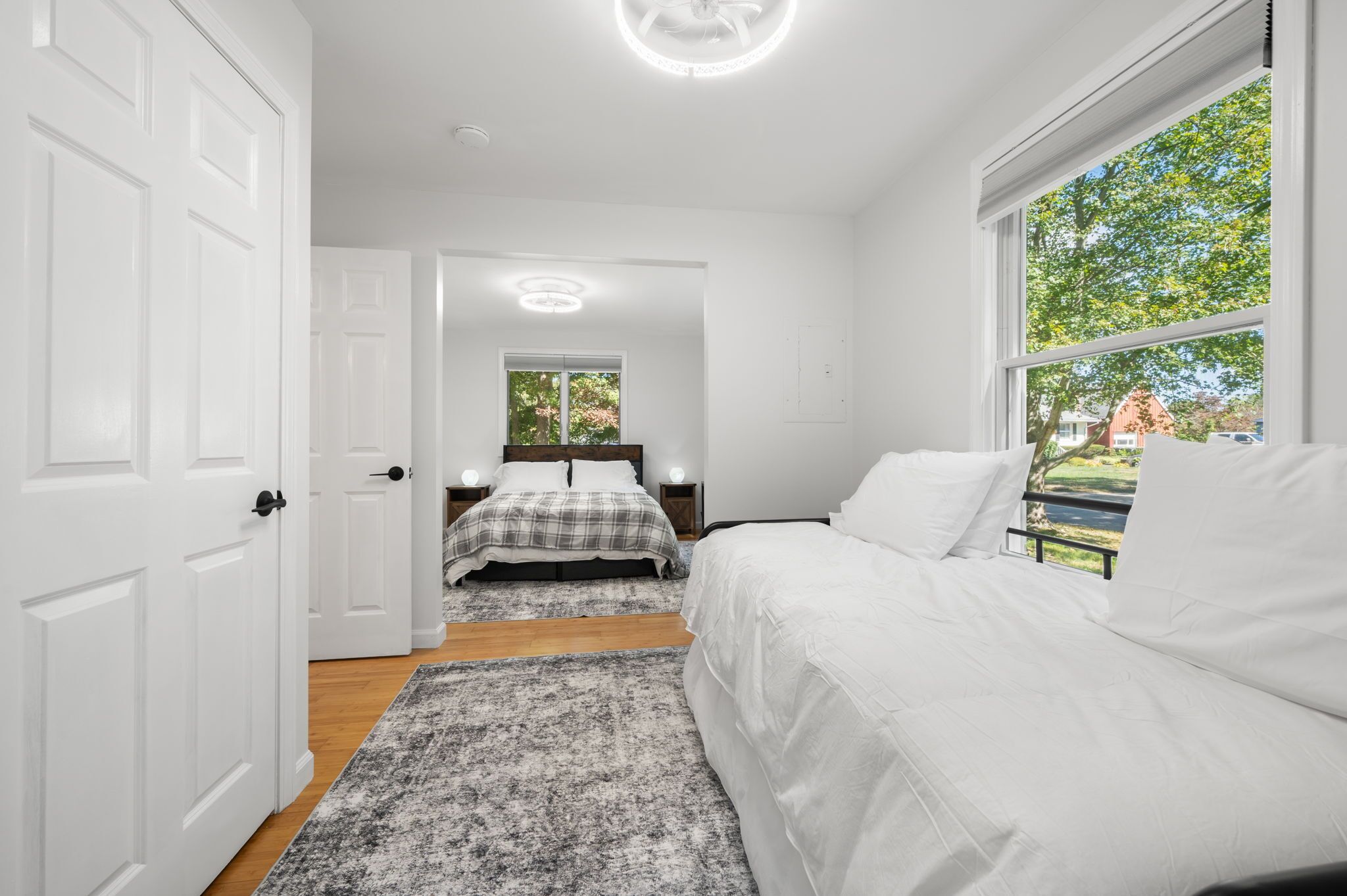 Quarto com cama, janela e porta.