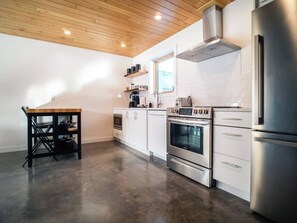 雪櫃、微波爐、焗爐、爐具