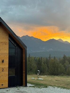 Exterior - Mountain| Private Hot Tub| Fire Pit |PÜR Lodging (Golden)