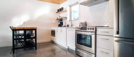 Geladeira, micro-ondas, fogão, cooktop