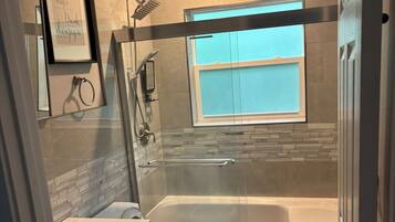 淋浴设施、毛巾、卫生纸