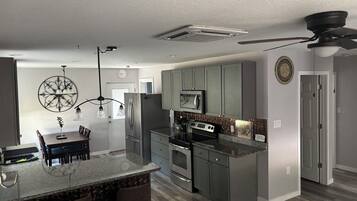 Micro-ondes, four, plaque de cuisson, lave-vaisselle