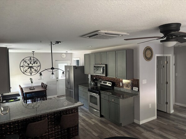 Micro-ondes, four, plaque de cuisson, lave-vaisselle