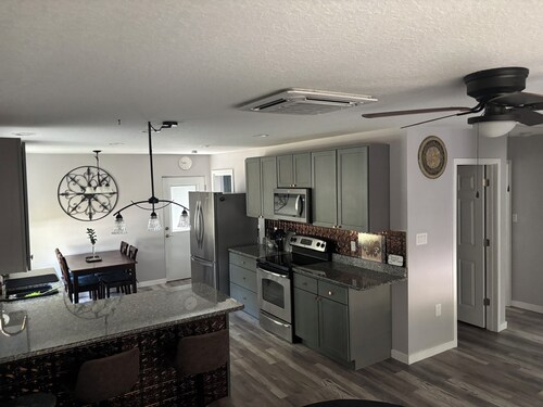 Charming 2-bedroom cottage in Odessa Fl. Minutes from Airport