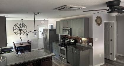 Charming 2-bedroom cottage in Odessa Fl. Minutes from Airport