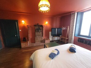 6 bedrooms, iron/ironing board, WiFi, bed sheets