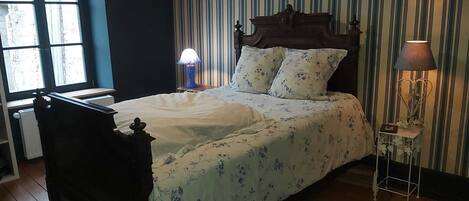 6 bedrooms, iron/ironing board, WiFi, bed sheets