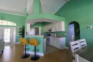 Four Ă micro-ondes, un four, surface de cuisson, lave-vaisselle