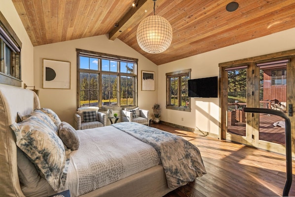 4 bedrooms, desk, iron/ironing board, WiFi