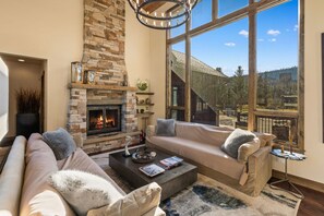 تلفزيون ذكي، مدفأة، ألعاب فيديو، مشغل دي في دي