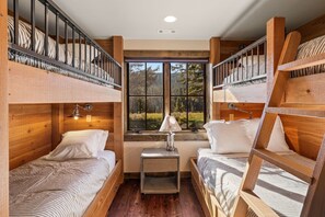 4 عدّة غرف نوم ومكتب ومكواة/لوح كي وواي فاي