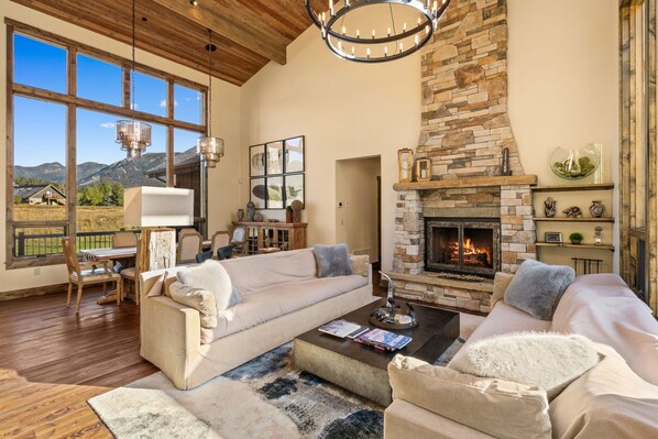 تلفزيون ذكي، مدفأة، ألعاب فيديو، مشغل دي في دي