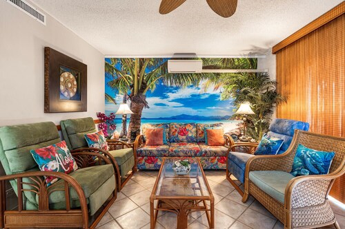Kona Plaza#409: Top Floor, Downtown, Rare 3 bedroom Penthouse with Ocean View