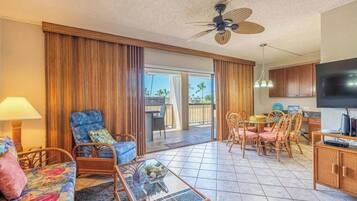 Een televisie en boeken