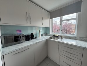 Réfrigérateur, four à micro-ondes, un four, surface de cuisson