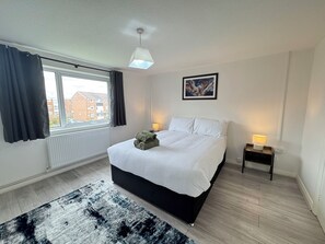 2 chambres, fer et planche à repasser, lit de bébé portatif