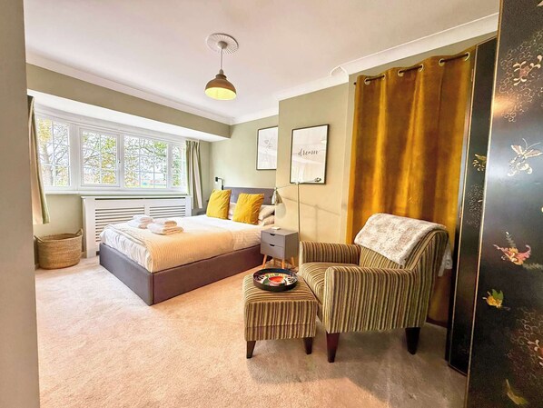 4 bedrooms, iron/ironing board, internet, bed sheets