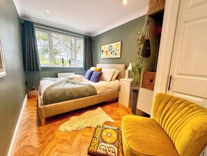4 bedrooms, iron/ironing board, internet, bed sheets