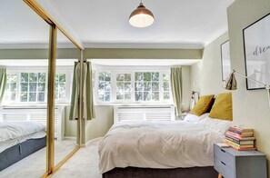 4 bedrooms, iron/ironing board, Internet, bed sheets