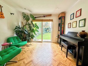 TV, caminetto, studio