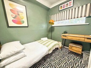 4 bedrooms, iron/ironing board, internet, bed sheets