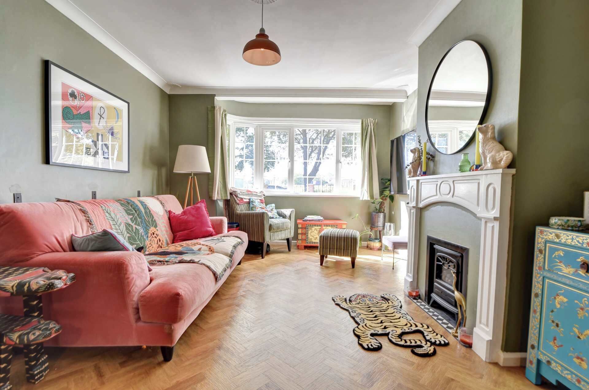 تلفزيون، مدفأة، مكتب