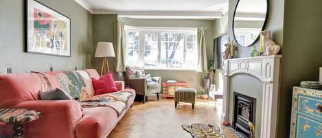 Télévision, cheminée, espaces bureaux