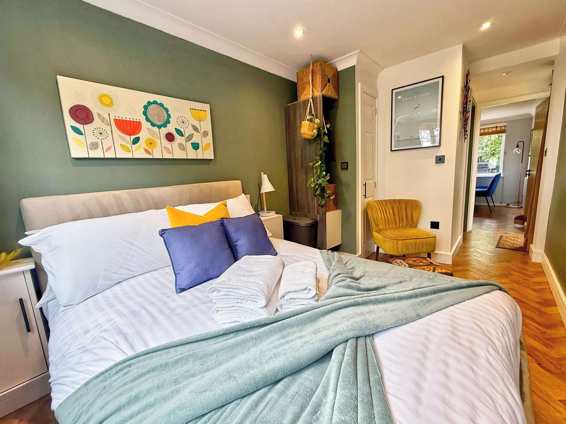 4 bedrooms, iron/ironing board, internet, bed sheets