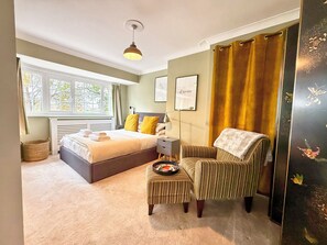 4 bedrooms, iron/ironing board, internet, bed sheets