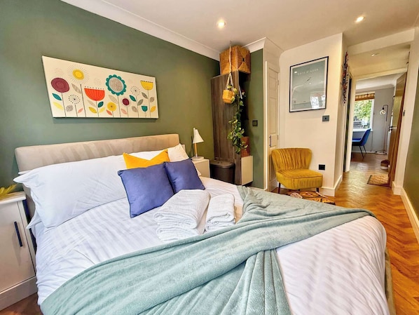 4 bedrooms, iron/ironing board, internet, bed sheets