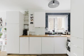 Réfrigérateur, un four, surface de cuisson, lave-vaisselle