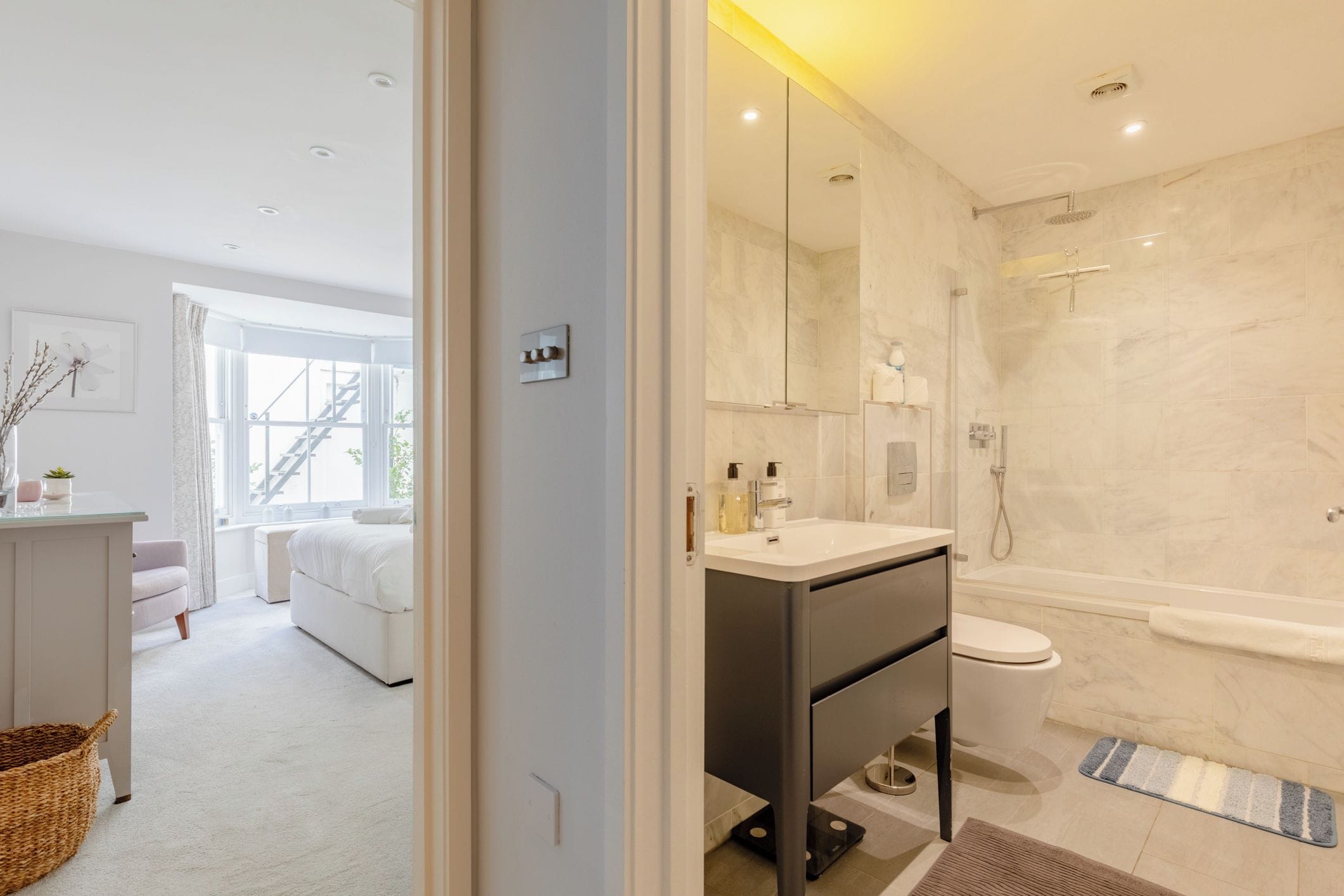 Un baño moderno con ducha, inodoro y tocador.