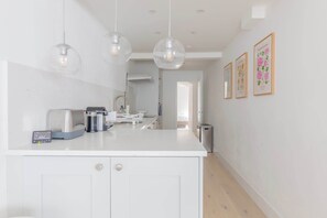 Réfrigérateur, four à micro-ondes, un four, surface de cuisson