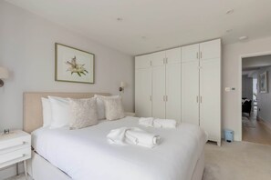 2 chambres, fer et planche à repasser, lit de bébé portatif