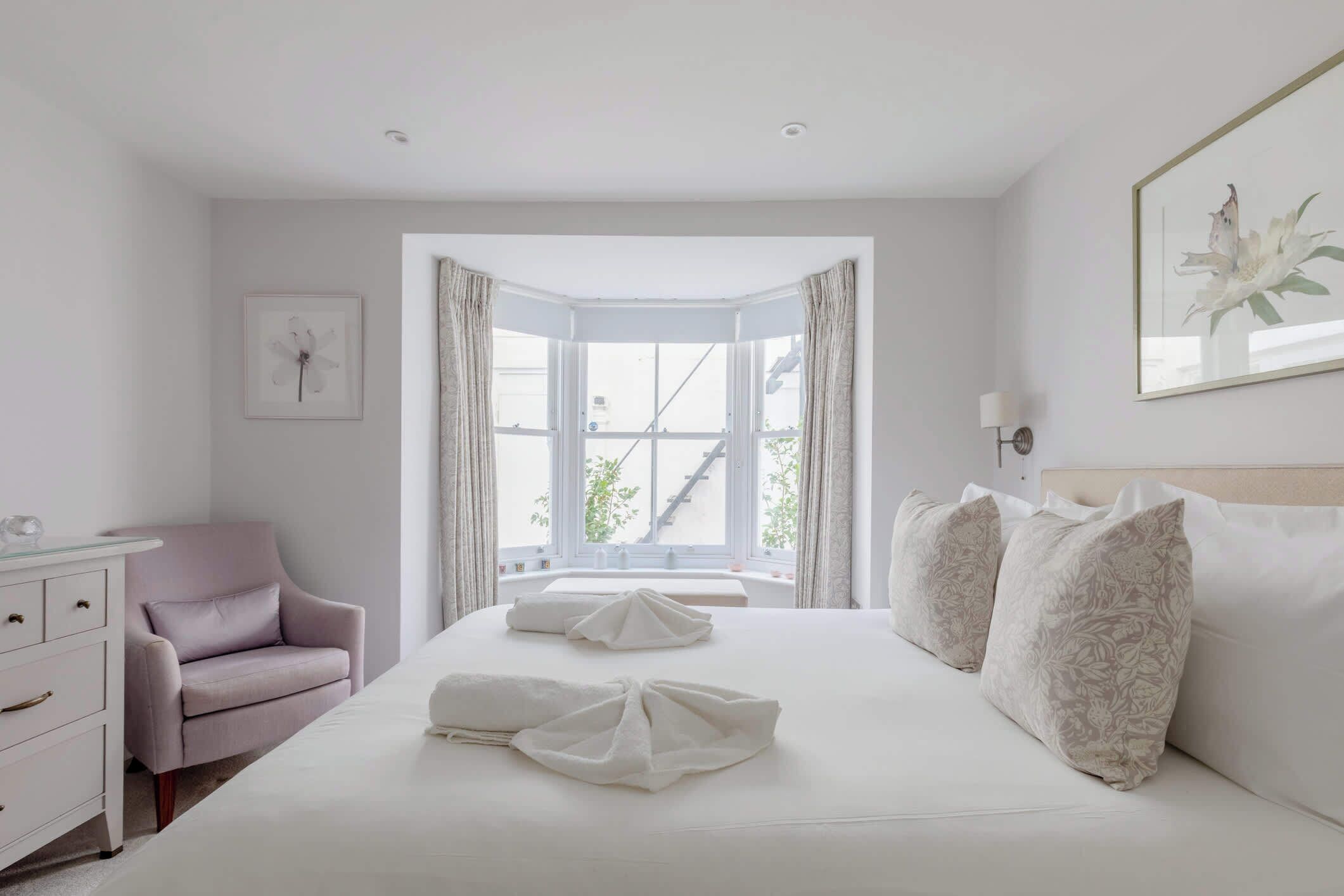 2 bedrooms, iron/ironing board, travel crib, internet