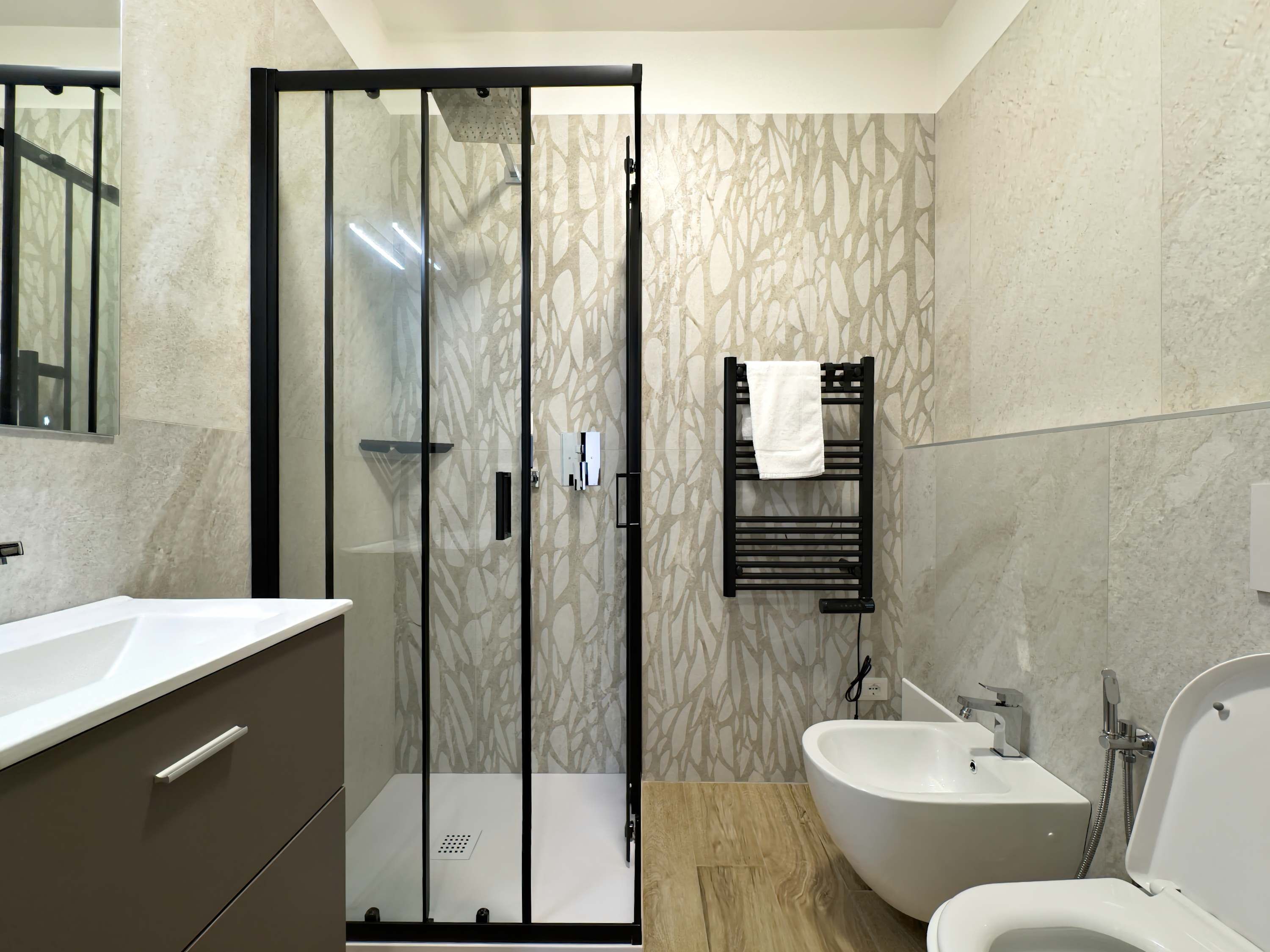 Suihku, hiustenkuivaaja, pyyhkeet