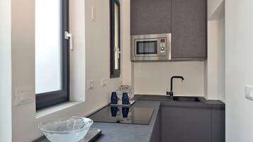 Mikrowelle, Geschirrspüler, Wasserkocher mit Kaffee-/Teezubehör