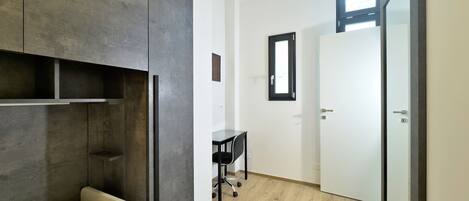 2 bedrooms, desk, iron/ironing board, WiFi