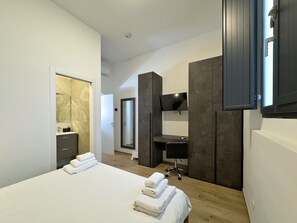 2 bedrooms, desk, iron/ironing board, WiFi - Carracci Loft by Central Station - Brand New (Bologna)