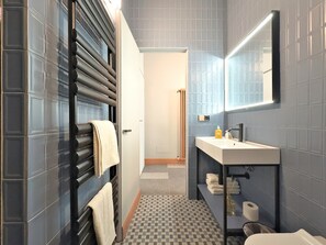 Shower, hair dryer, towels, shampoo - Cinisca, stunning design apartment (Bologna)