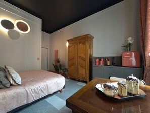 2 habitaciones, escritorio, tabla de planchar con plancha y wifi 
