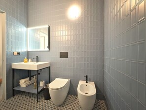 Douche, séchoir à cheveux, serviettes fournies