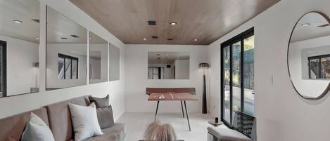 Smart TV, fireplace