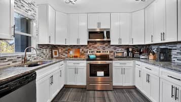 ู
ูุฒู - ูฃ ุบุฑู ููู
| ู
ุทุจุฎ ุฎุงุต | ุซูุงุฌุฉุ ูุฑูุ ู
ุงูููุฉ ูุตูุน ุงููููุฉ/ุงูุดุงูุ ู
ุญู
ุตุฉ ุฎุจุฒ