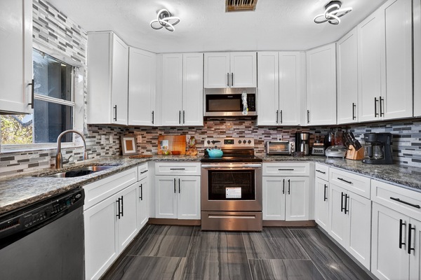 House, 3 Bedrooms | Private kitchen | Coffee/tea maker, fridge, oven, electric kettle