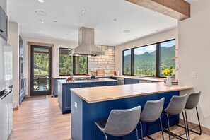 Hus, 5 soverom | Eget kjøkken | Kjøleskap, ovn, kaffetrakter/tekoker og brødrister