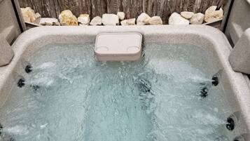 Cabin, 3 Bedrooms | Outdoor spa tub