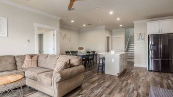 House, 6 Bedrooms | Living area